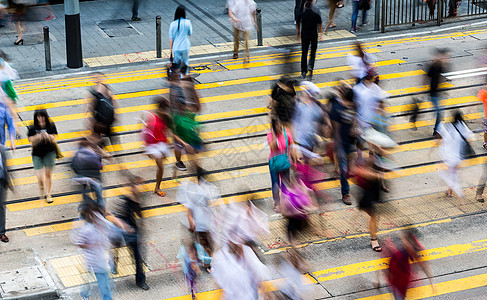 路过路口的拥挤人口高清图片