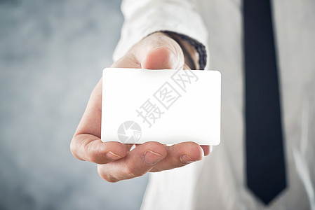 持有带圆角空白出入卡的商务人员生意人账单帐户塑料焦点信用卡选择性商业银行业名片图片