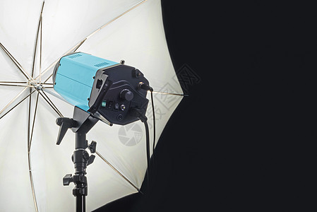 带伞的摄影工作室闪电头照片频闪艺术反光技术会议反光板手电筒图片