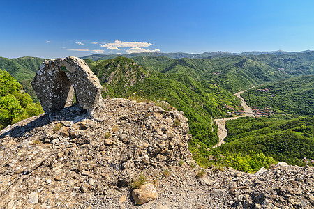 从查看旅游踪迹登山全景草地悬崖小路冒险远足石头图片