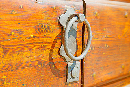 门和生锈的锁子里图片