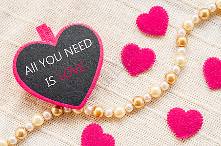 你需要的只是爱 爱的概念浪漫划痕木头织物标题假期标签夹子座右铭图片