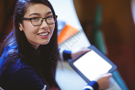 使用平板电脑在教室上课的学生学习学校服装大学知识演讲触摸屏教育报告大学生背景图片