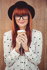 喝咖啡的女士笑得不高兴杯子红发潮人边缘木头热饮刘海服装休闲女性图片