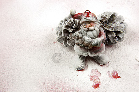 圣诞装饰 圣克劳斯雕像 在雪中图片
