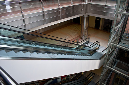 现代办公大楼的玻璃电梯井 扶梯和扶梯运动建筑学脚步行人购物中心楼梯自动扶梯运输速度城市图片