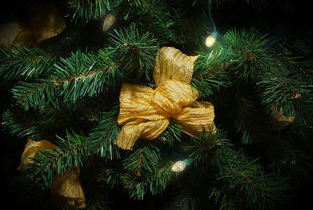 带有灯光和金环彩带的圣诞装饰树图片