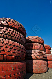 特写红色旧轮胎的赛道围栏汽车安全公式垃圾圆形运动齿轮车轮电路环境图片