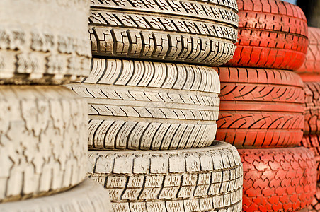 特写白色和红色旧轮胎的赛道栅栏汽车车辆车轮赛车垃圾环境安全运输库存运动图片