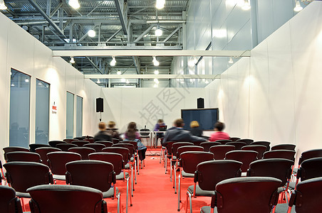 会议室红色地板的灰色椅子 供发言投影仪大学剧院学习木板家具中心演讲学校课堂图片
