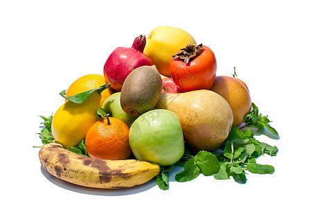 有很多不同的水果和绿色叶子 在白色背景的白背景下橙子柠檬塑料饮食活力食物石榴奇异果果味香蕉图片