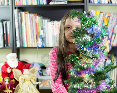 装饰圣诞树的小女孩庆典玩具幸福微笑混血装潢女性童年家庭女孩图片