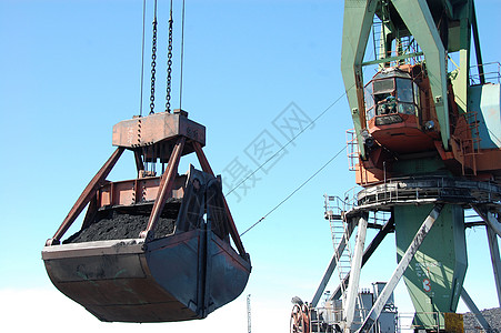 码头起重机在Kolyma河港装煤工业驳船钢包运输职业避风港矿物金属工作煤炭图片