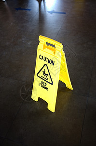 须注意黄色标志 在地板上发出湿地板警告图片
