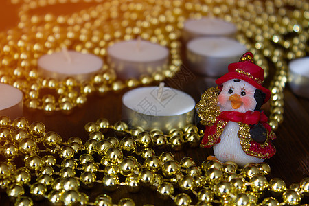 圣诞企鹅 在圣诞节球的背景 新年新年桌子装饰品季节钟声礼物蓝色酒杯假期框架天使图片