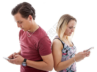 年轻夫妇与手机智能电话在无兴趣的情侣图片