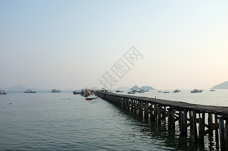 海滩码头的海和山图片