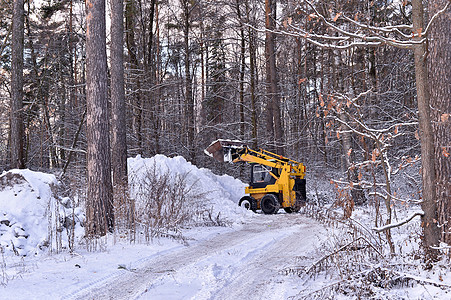 拖拉机清除路边积雪车轮服务雪堆工程树木运输刮刀森林技术打扫图片