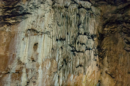 拉比沙村附近的马古拉洞穴内岩层形成流动编队绿色红色构象石灰石黄色画廊环境土地图片