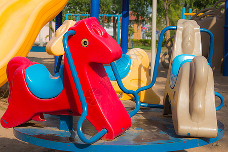 儿童马在公园的春锯 摇马到游乐场木马闲暇活动童年玩具孩子们草图院子涂鸦艺术背景