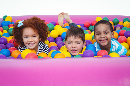 在海绵球池中笑笑可爱的孩子女孩快乐亲密感派对混血享受时间感情游戏喜悦图片