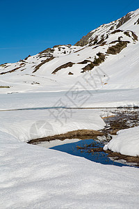 冬季阿尔卑斯山蓝色天空娱乐季节房子森林雪堆假期小屋晴天图片