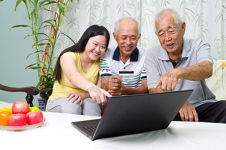 亚洲家庭头发男人教育女士快乐父亲祖父孙女学习软垫图片
