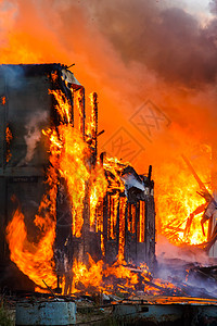 重疾保险燃烧房屋微光木头斗争灾难危险街道框架烧伤消防窗扇背景