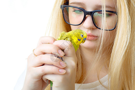 女童和鸟类鹦鹉金发女郎快乐治疗婴儿乐趣动物女儿朋友们热带图片