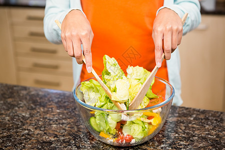 制作沙拉的妇女中间部分家庭女人味休闲饮食食物服装家庭生活橱柜电饭煲公寓图片