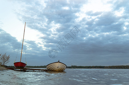 在湖边的船上海洋钓鱼热带假期旅行木头海岸旅游太阳季节图片