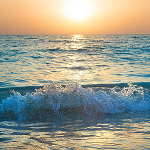 海面上的日落阳光橙子海滩反射蓝色假期海浪海岸线海岸旅行图片