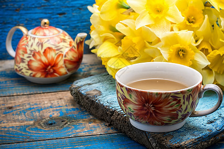 早茶杯子花瓣水仙花香气草本早餐玻璃季节茶壶黄色图片