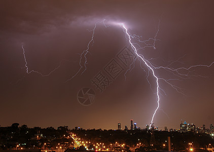 城市天线上的闪电罢工风暴天际雷雨耀斑霹雳射线电气释放气候图片
