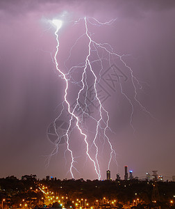 城市天线上的闪电暴雨罢工天气危险天际活力电气力量气候风暴图片