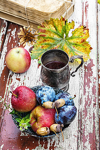 秋天风格的茶杯李子香气橡子乡村生活桌子杯子饮料食物季节图片