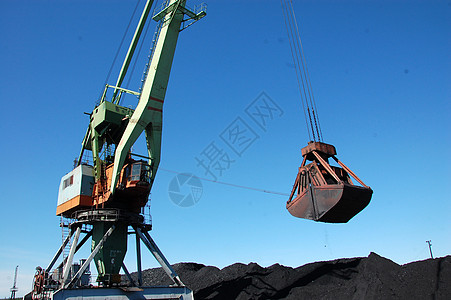 在Kolyma河港码头装煤的码头停靠货图片