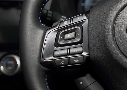豪华现代汽车方向盘的多控钮扣子背景图片