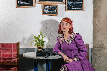穿旧旧礼服的年轻红发女孩木板魅力女士咖啡美丽椅子紫色冒充粉笔街道图片