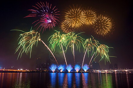 韩国的烟火节倒数假期展示天空庆典念日新年生日焰火火花图片