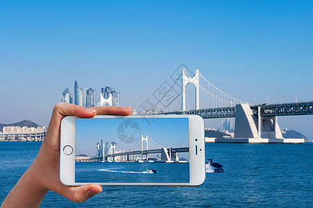 手机手持云台手持智能手机 在光安桥和海宇拍照背景