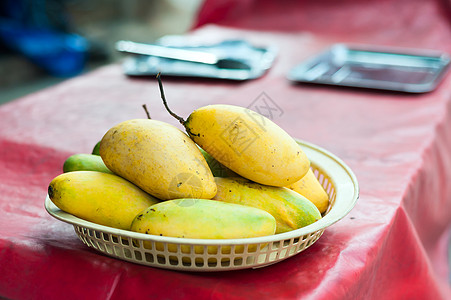 野生芒果水果 有柔软的灯光黄色绿色叶子小吃饮食果汁营养食物美食热带图片