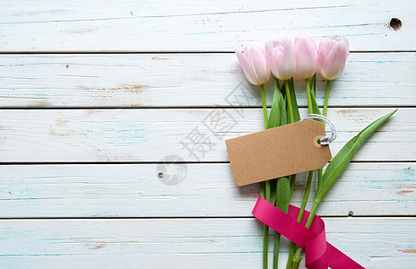 带空白礼品标签的鲜花粉色花束玫瑰生日母亲礼物邀请函纪念日周年木头图片