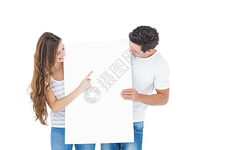 快乐的一对情侣指着白海报夫妻手指长发服装男人女士卡片微笑手势棕色图片