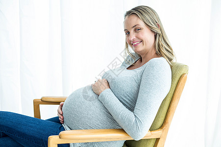 怀着肚子的孕妇椅子公寓客厅分娩卫生房子服装快乐保健喜悦背景图片