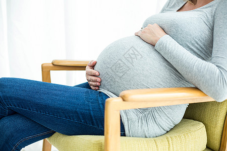 怀着肚子的孕妇房子女士卫生怀孕分娩客厅腹部服装保健公寓背景图片