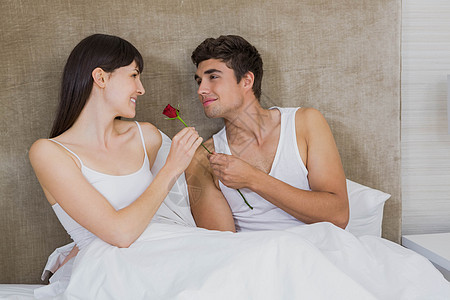 男人向女人献红玫瑰晚礼服微笑男性惊喜情人闲暇感情卧室说谎住所图片