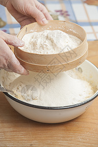 女人的手在烤馅饼前先准备面粉粉末面包师食谱桌子女性面包女士手工烘烤烹饪图片