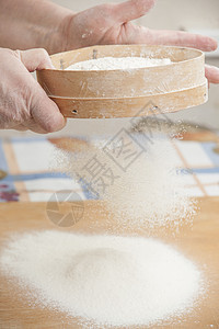 女人的手在烤馅饼前先准备面粉厨师木板食物木头面包手工食谱糕点酵母面包师图片