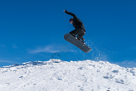 滑雪机跳过蓝天高山滑雪单板空气自由娱乐滑雪者青少年运动人心图片
